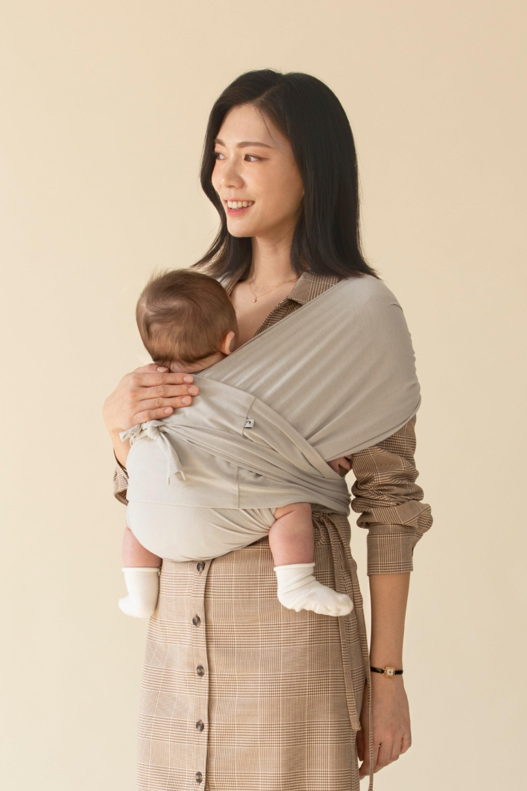 Baby hip carrier promoting healthy hip development