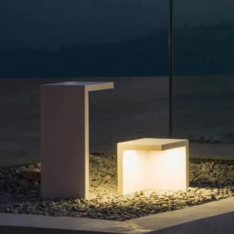 Cauzac™ Modern Solar-Powered Outdoor Lamp for Elegant Spaces