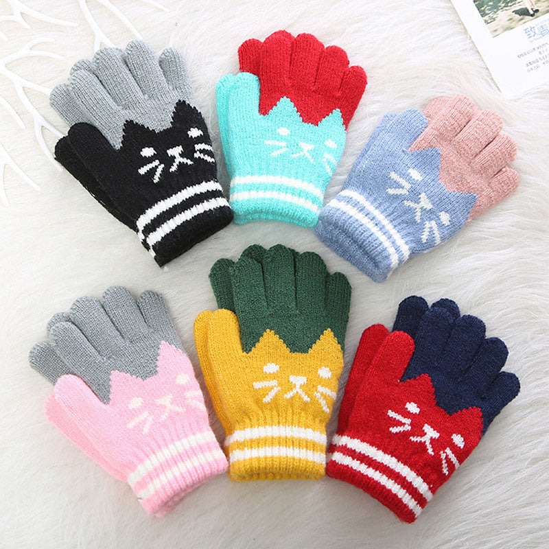 Children's winter gloves in soft, durable materials, perfect for keeping hands warm during snowy adventures.